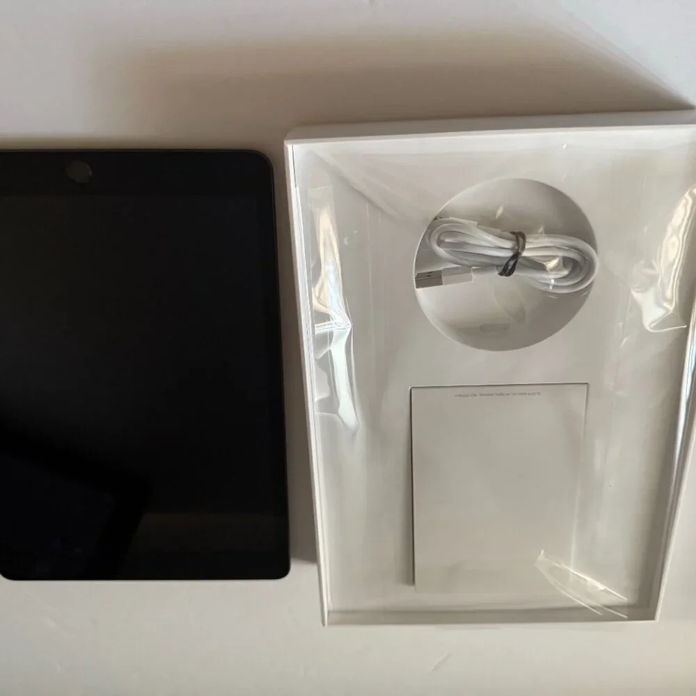 7th Generation iPad , 32GB Includes case